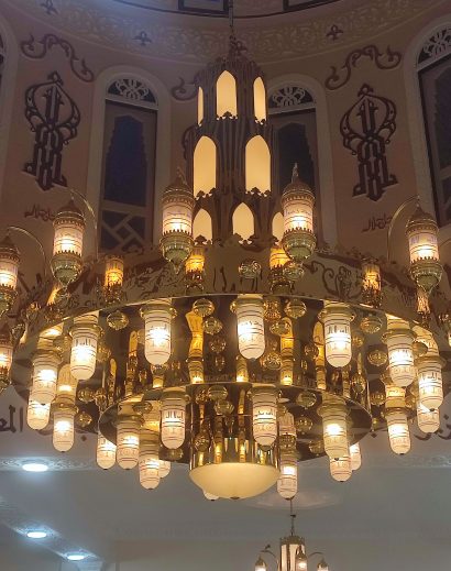 Islamic chandelier, model of the Prophet's Mosque 300cm x 300cm 52 bulbs Gold color Warm and spiritual lighting