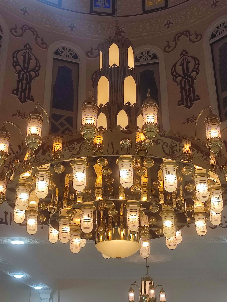 Islamic chandelier, model of the Prophet's Mosque 300cm x 300cm 52 bulbs Gold color Warm and spiritual lighting