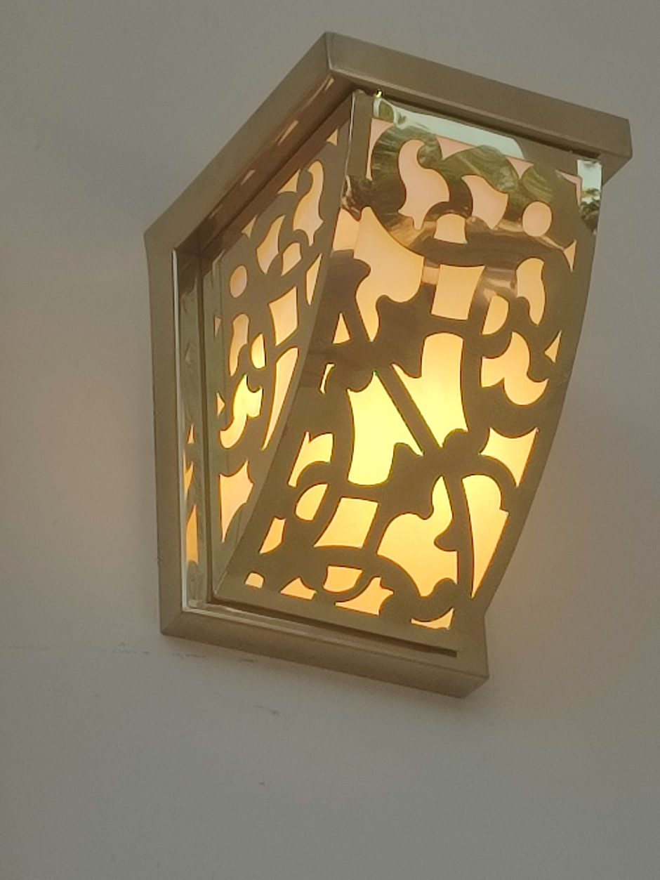 Corner lantern