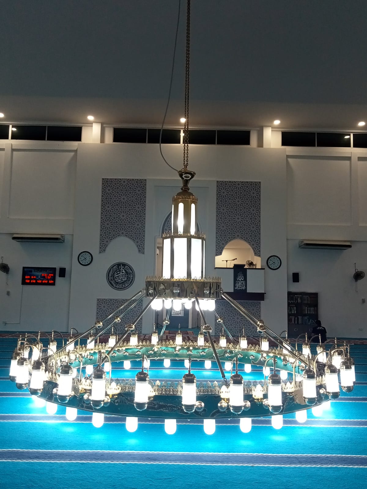 The chandelier of the mosque's dome, model Sayyida Zeinab, is large, measuring 500 cm.