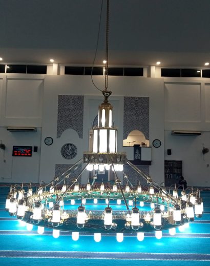 The chandelier of the mosque's dome, model Sayyida Zeinab, is large, measuring 500 cm.