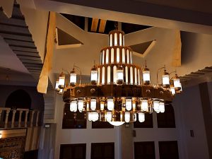The main chandelier, with a diameter of 300 cm and designed on the campus inside the Prophet’s Mosque, is one of the most important lighting elements in the mosque’s dome, combining technical luxury and practicality at the same time.