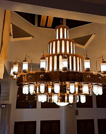 The main chandelier, with a diameter of 300 cm and designed on the campus inside the Prophet’s Mosque, is one of the most important lighting elements in the mosque’s dome, combining technical luxury and practicality at the same time.